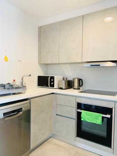 Una cocina o cocineta en Spacious 2BR Elysia Park Apartment, Pool, Gym, Large Balcony, Center