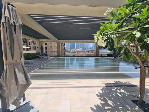 Bazén v ubytování SUNRISE HOMES - New Luxury Flat next to Dubai Mall & Fountains nebo v jeho okolí