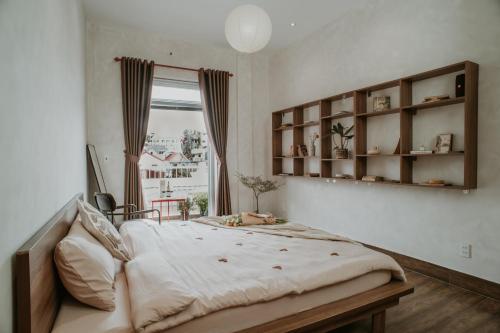 Un pat sau paturi într-o cameră la Ơi Home