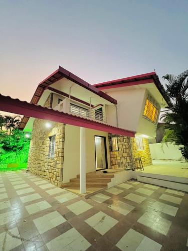 罗纳瓦拉Taj Villa with free Wifi的带阳台的门廊的房子