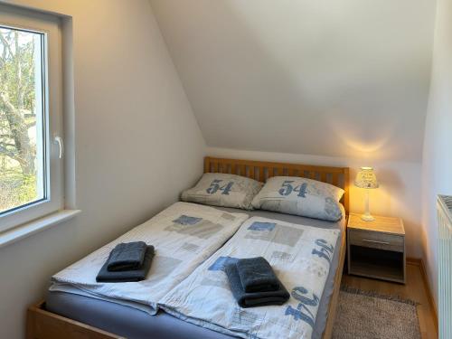 a bedroom with a bed with two towels on it at Ferienwohnung *Hüs Pelle* in Süddorf