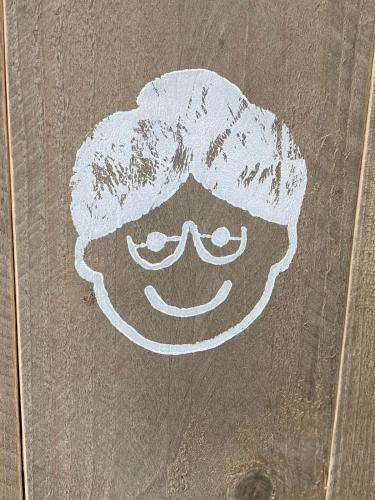 a drawing of a face on a wooden table at #8 Ommi Kese See-Suite FD Sauna Hund Terrasse in Olpe