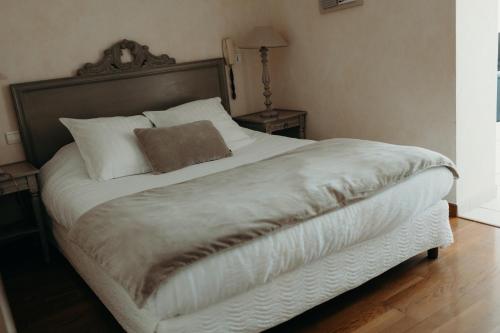 Una cama o camas en una habitación de Hôtel le Chatellier