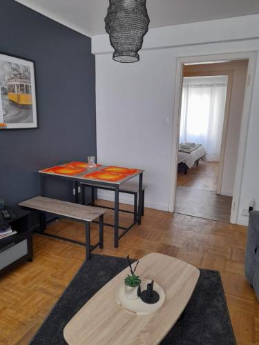 un salon avec une table et un canapé dans l'établissement Logement central proche gare, à Strasbourg