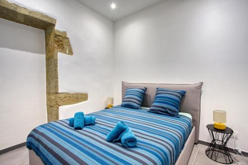 une chambre avec un lit avec des oreillers bleus dans l'établissement Superbe, rénové, hyper centre, à Lyon