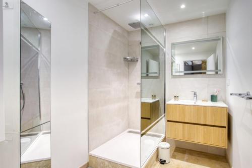 une salle de bain avec douche et lavabo dans l'établissement Superbe, rénové, hyper centre, à Lyon