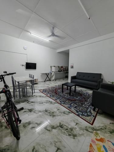 バンティングにあるHOMESTAY DATUL BANTING #2, 2bilik 5-7org, Near Jugra, HargaB40, Mvslim shj, #NO TOWELのリビングルーム(テーブル、ソファ、テーブル付)