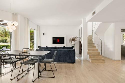 Cozy Townhouse with Rooftop Terrace and Pool