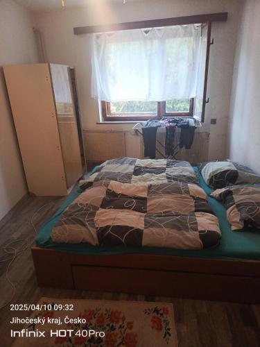 Ένα ή περισσότερα κρεβάτια σε δωμάτιο στο Chata u Petra
