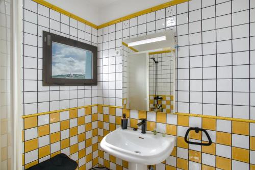 un baño con lavabo y espejo en El Granero, en Moya