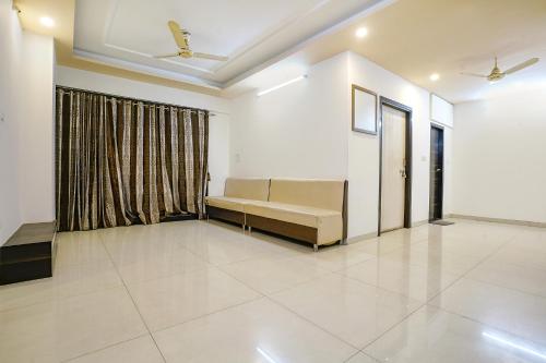 Posezení v ubytování FabHotel Shree Balaji NX Banquets & Apartment