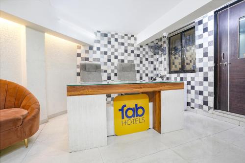 TV a/nebo společenská místnost v ubytování FabHotel Shree Balaji NX Banquets & Apartment