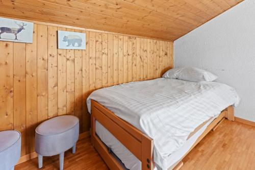 ein kleines Schlafzimmer mit einem Bett und zwei Stühlen in der Unterkunft Superbe studio avec une vue magnifique in Leytron
