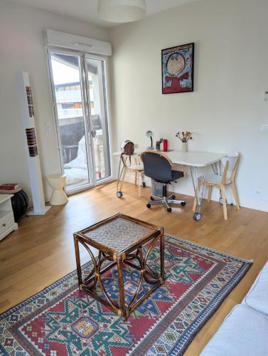 - un salon avec une table, des chaises et une table dans l'établissement Lumineux appartement centre ville avec parking et loggia, à Bordeaux