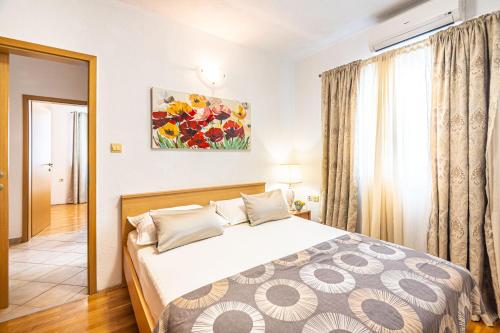 Un dormitorio con una cama grande en una habitación. en Apartments Spalato, en Podstrana