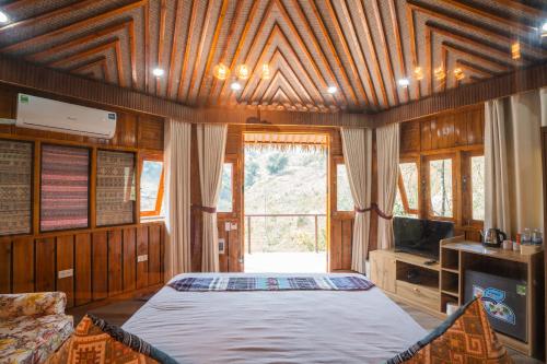 Ένα ή περισσότερα κρεβάτια σε δωμάτιο στο Sinai Bungalow & Hotel SaPa