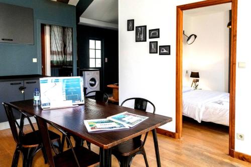 Cette chambre dispose d'une table et d'un ordinateur portable. dans l'établissement Le Courbet Fabulous 1-Bedroom, à Dijon