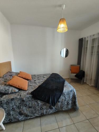 une chambre avec un lit avec une couverture noire dessus dans l'établissement 2 chbres idéal pour vacances ou travail, proche centre et port, plage à 2km, wifi, à La Seyne-sur-Mer