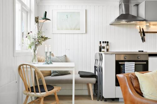 a living room with a table and a chair at Lys and fin loftsleilighet in Drammen