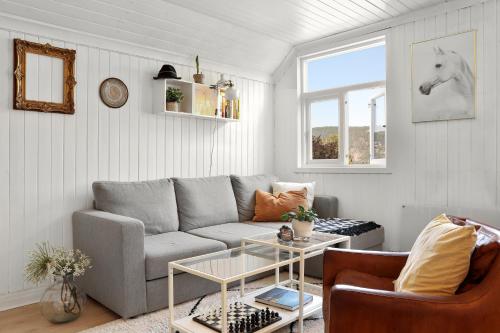 a living room with a couch and a table at Lys and fin loftsleilighet in Drammen