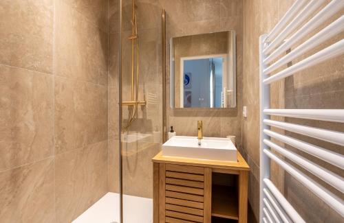 une salle de bain avec un lavabo et une douche dans l'établissement Mobility lease - Luxembourg Gardens & Montparnasse, à Paris