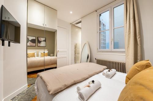 une chambre avec deux lits et une fenêtre dans l'établissement Mobility lease - Luxembourg Gardens & Montparnasse, à Paris