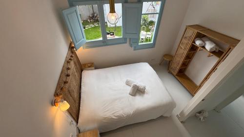 ein kleines Zimmer mit einem Bett und einem Spiegel in der Unterkunft Casa con vistas al mar y jardín in Canet de Mar