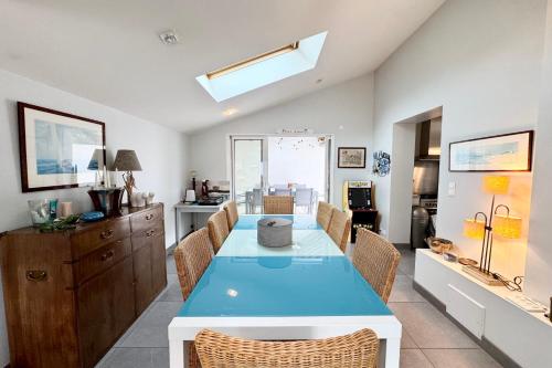 Nhà bếp/bếp nhỏ tại Spacieuse maison contemporaine - 500m des plages
