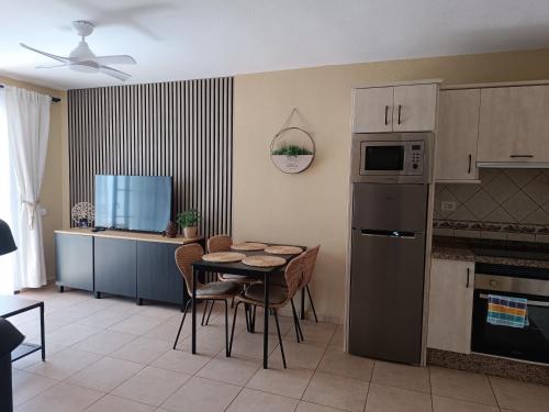 Greatly located apartment with heated pool, Los Cristianos