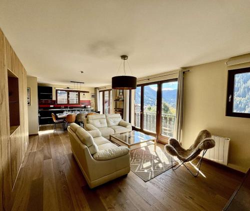 un salon avec un canapé et une table dans l'établissement Bartavelles A2 - Multipass inclu, à Châtel