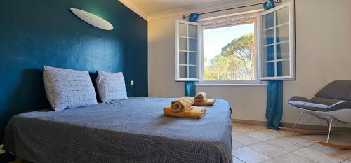 une chambre avec un lit avec une serviette dessus dans l'établissement Maison calme au cœur des vignes, à Cogolin