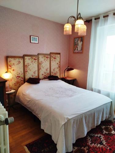 une chambre avec un grand lit dans une pièce dans l'établissement Maison 2 chambres entre Saint-Malo et le Mont Saint-Michel, au Vivier-sur-Mer