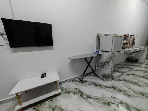 バンティングにあるHOMESTAY DATUL BANTING #7, 1bilik 4-6org, Near Kolej Matrikulasi Sgor , HargaB40, Mvslim shj, #NO TOWELのテレビとテーブルのあるリビングルーム