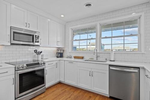 Η κουζίνα ή μικρή κουζίνα στο Blount Cottage home