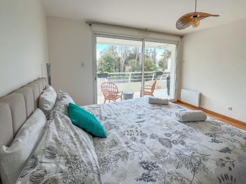 une chambre avec un lit avec un canapé et une fenêtre dans l'établissement Appartement spacieux et décoré avec goût - quartier Pironnière - 6 personnes, à Les Sables-dʼOlonne