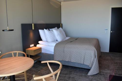Ein Bett oder Betten in einem Zimmer der Unterkunft Hotel Kerteminde Strand