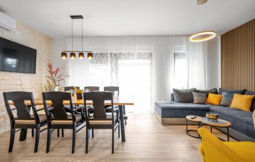 un soggiorno con tavolo da pranzo e divano di Villa Tria Quercus with Rooftop Pool a Vodice