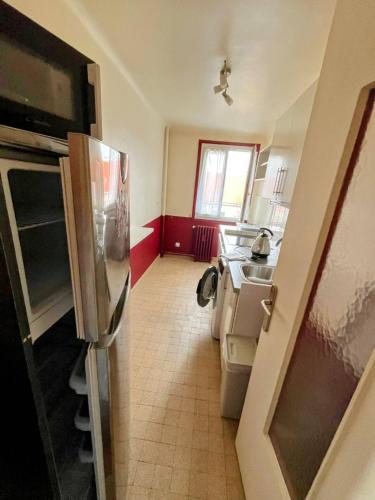 Il comprend une cuisine équipée d'un réfrigérateur. dans l'établissement Le Marceau, à Colombes