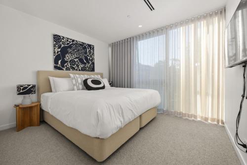 Una cama o camas en una habitación de Luxe 2-Bed Inner-City Abode with Alfresco Dining