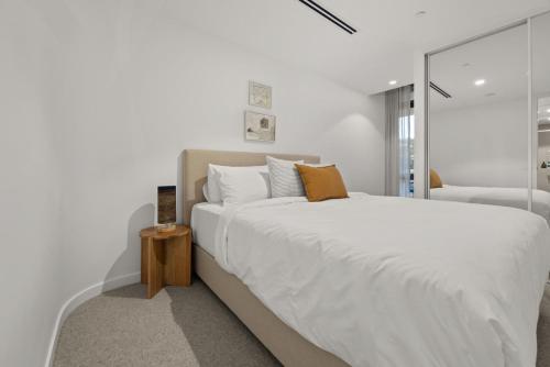Una cama o camas en una habitación de Luxe 2-Bed Inner-City Abode with Alfresco Dining