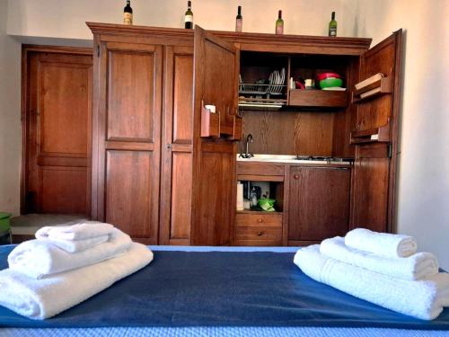 two towels sitting on a bed in a kitchen at Agriturismo il Pino - Bioagricoltura in Monticello