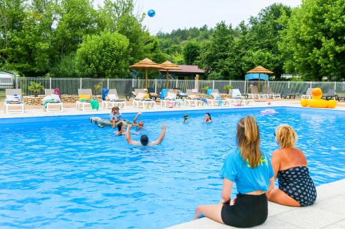 Photo de la galerie de l'établissement Camping Paradis le Rocher de la Granelle, au Bugue