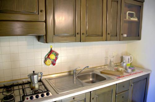 a kitchen with a sink and a counter top at Agriturismo il Pino - Bioagricoltura in Monticello