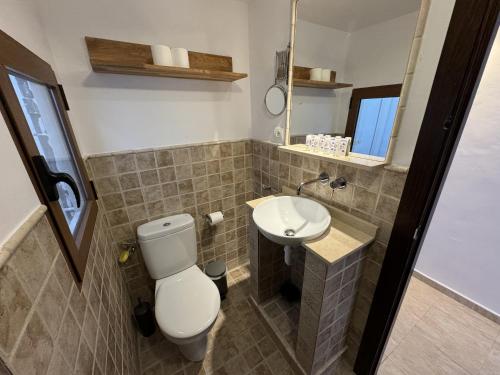 a bathroom with a toilet and a sink at PLAZA IGLESIA HappyVila in Villajoyosa
