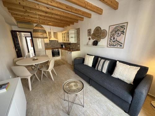a living room with a couch and a table at PLAZA IGLESIA HappyVila in Villajoyosa