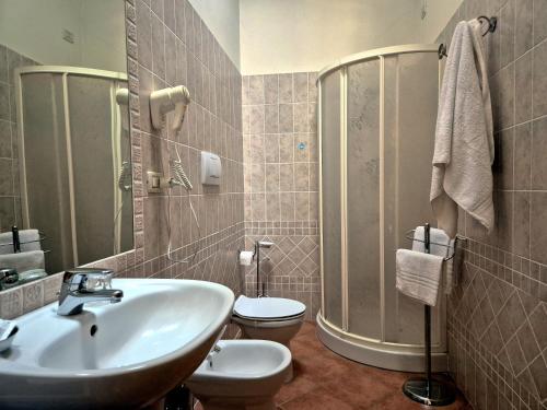 a bathroom with a sink and a toilet at Agriturismo il Pino - Bioagricoltura in Monticello