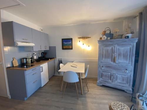 Photo de la galerie de l'établissement Appartement avec Vue Mer - Idéal pour 2 personnes - FR-1-709-90, à Fouras