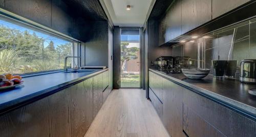 d'une cuisine avec un comptoir, un évier et une fenêtre. dans l'établissement Villa Moira, à Saint-Tropez