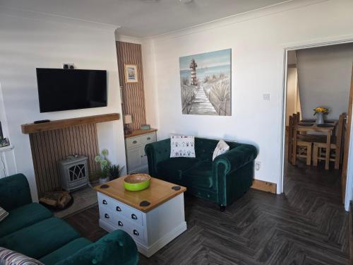 Et tv og/eller underholdning på Eden Rose Cottage hot-tub jacuzzi morecambe-bay