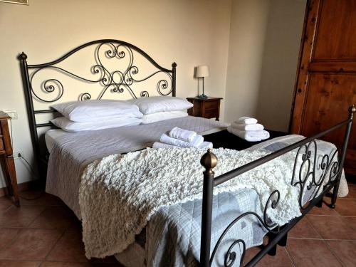 a bedroom with a large bed with towels on it at Agriturismo il Pino - Bioagricoltura in Monticello
